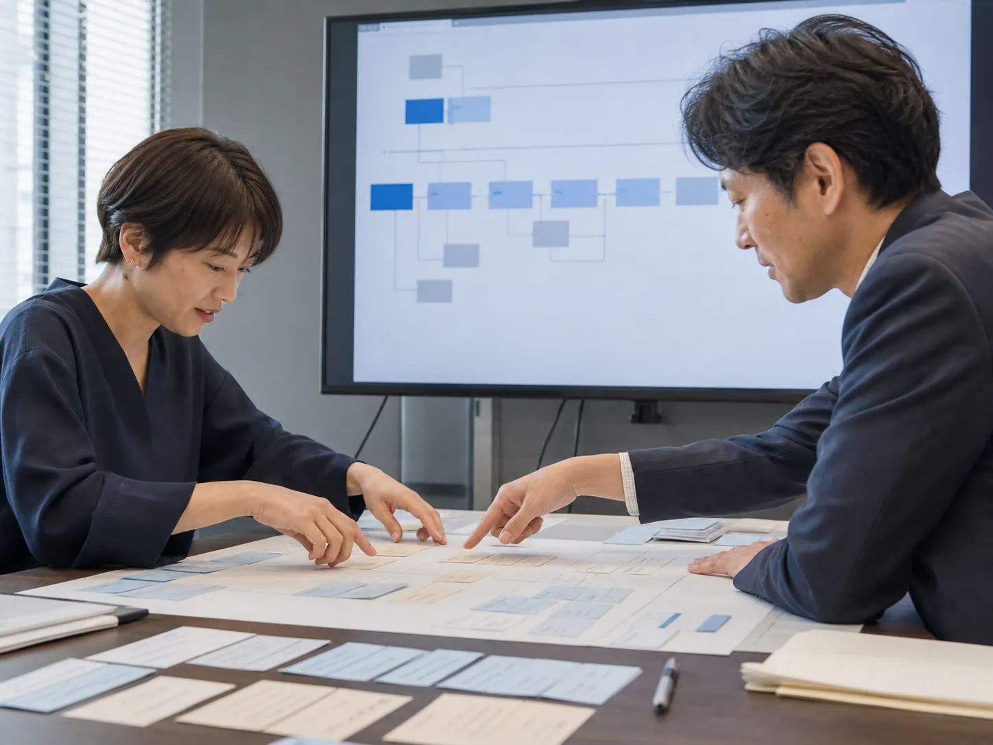 人とAIの役割を整理し、実際の業務フローを設計する担当者